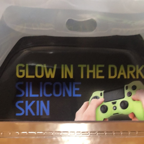 New PS4 Controller glow in dark silicone skin - Picture 2 of 5